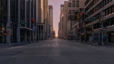 灰色的混凝土建筑物之间的道路
